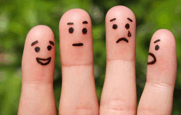 temperament w postaci czterech palcy przedstawiających miny różnych cech osobowości