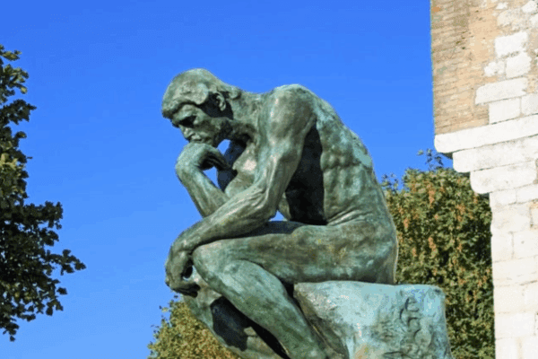 rzeźba przedstawiająca mężczyznę który myśli jak znaleźć sens życia zalezienie odpowiedzi w chwili obecnej jest bardzo trudne