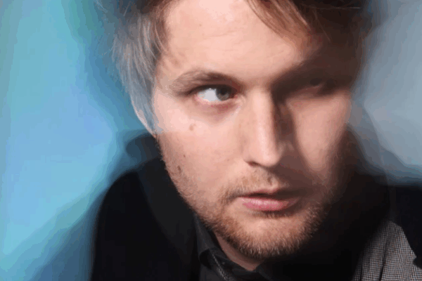 paranoja mezczyna patrzący na bok