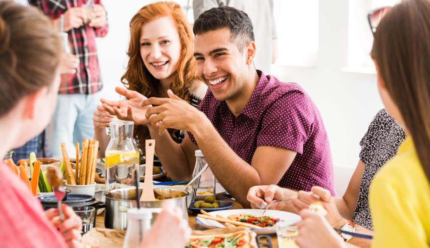 slow food I ludzie jedzący, uśmiechający się 