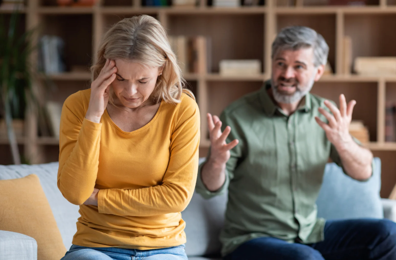 kobieta i mężczyzna stosujący przemoc psychiczna i przemoc fizyczna