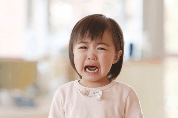 bunt dwulatka, płaczące dziecko, smutna dziewczynka