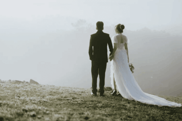 terapia małżeńska, małżeństwo trzymające się za rękę