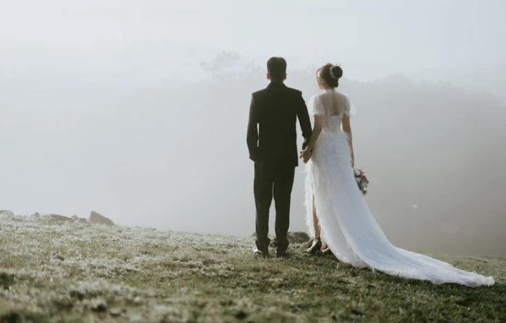 terapia małżeńska, małżeństwo trzymające się za rękę