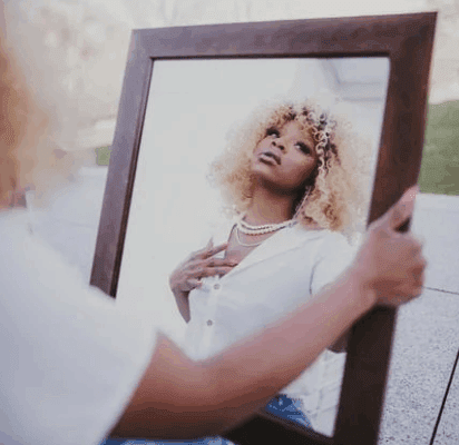 czy jestem narcyzem, kobieta podziwiająca swoją twarz w lustrze