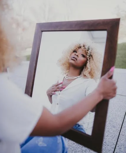 czy jestem narcyzem, kobieta podziwiająca swoją twarz w lustrze