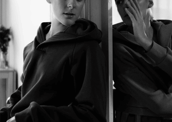 depresja z objawami psychotycznymi, kobieta słyszy podszepty, ma omamy, co w przypadku depresji psychotycznej jest jej jednym z objawów. Innymi objawami depresji są także urojenia