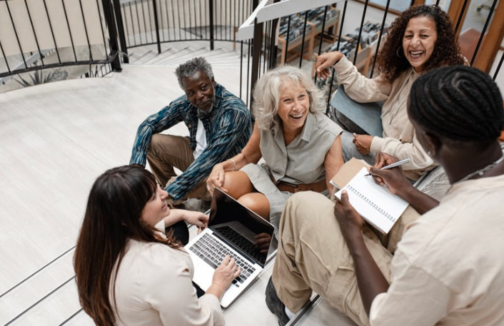 spektrum autyzmu u dorosłych, dorośłi ludzie rozmawiający w grupie