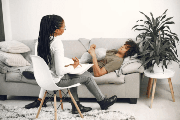 rodzaje psychoterapii, terapeutka rozmawiająca z pacjentem podczas sesji