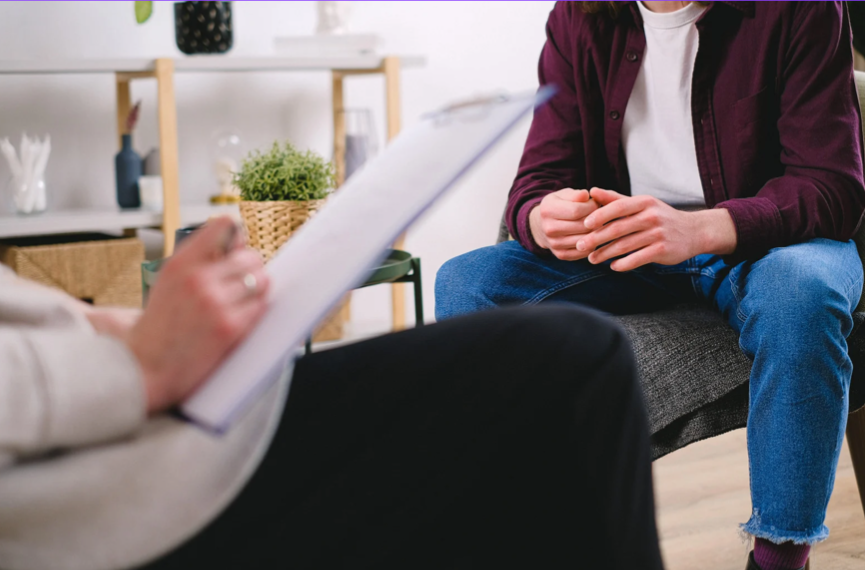 terapia act, mężczyzna rozmawiający z terapeutką w gabinecie