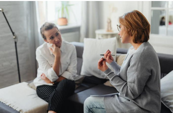 o czym rozmawiać z psychologiem, terapeutka rozmawiająca z pacjentem podczas sesji