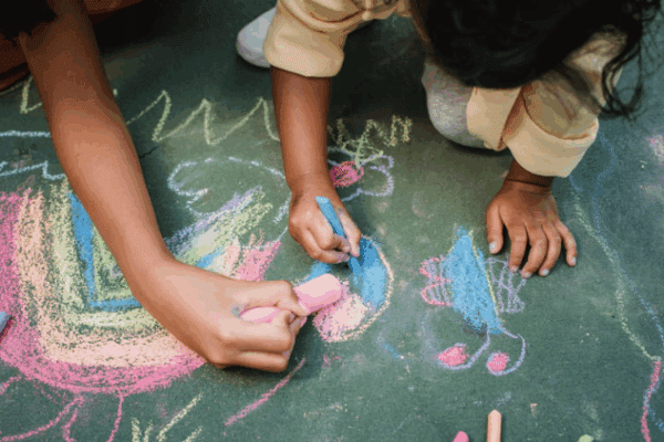 leczenie adhd u dzieci, dzieci malujące kredą na chodniku