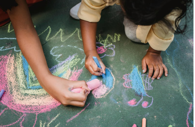 leczenie adhd u dzieci, dzieci malujące kredą na chodniku