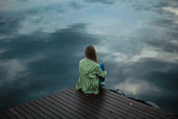 brak chęci do działania, dziewczyna siedząca na moście