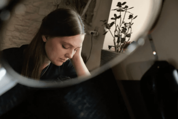 dwie osobowości, kobieta widząca swoje odbicie w lustrze