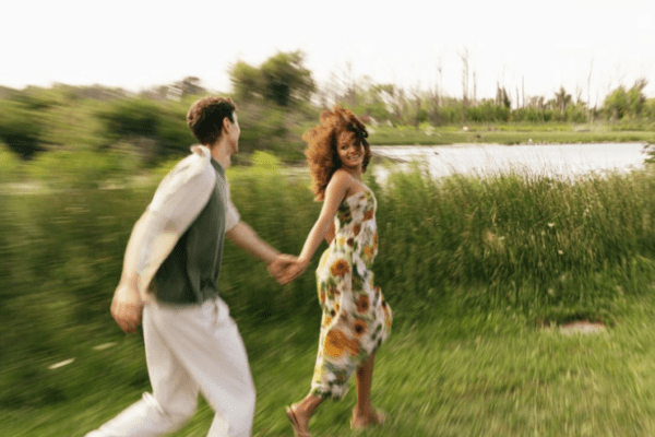 cechy narcyza w związku, szczęśliwy związek, kobieta i mężczyzna biegający po polanie