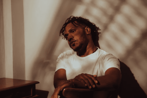 depresja nerwicowa, mężczyzna z poważnym wyrazem twarzy opiera się o ścianę, nie sposób wskazać jednoznacznej diagnozy, ale może to wskazywać na obniżoną samoocenę czy zaburzenia lękowe