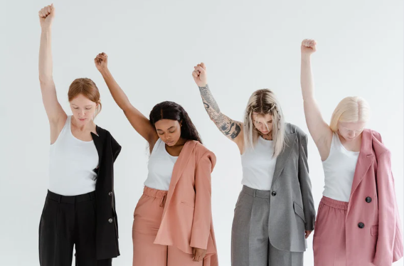 dysocjacyjne zaburzenie osobowości; Można potraktować ten obraz symbolicznie – jako ilustrację tego, jak w grupie zaburzeń dysocjacyjnych funkcjonuje koncepcja osobowości mnogiej, gdzie różne stany osobowości mogą w metaforyczny sposób „stać obok siebie”. Każda z postaci mogłaby reprezentować inną część psychiki, która pojawia się pod wpływem silnych emocji i czasem próbuje przejmować kontrolę, co bywa kojarzone z potocznym rozumieniem rozdwojenia jaźni. W takim ujęciu obraz można odczytać jako próbę zjednoczenia tych części w kierunku bardziej spójnej tożsamości.