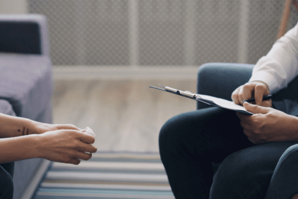 co robi psychiatra, sesja psychiatryczna na której psychiatra coś notuje