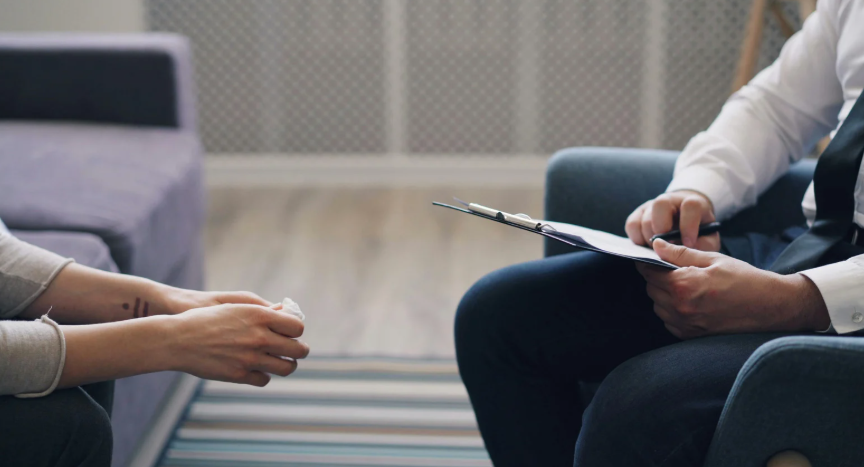 co robi psychiatra, sesja psychiatryczna na której psychiatra coś notuje