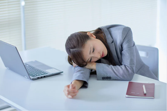 neurastenia; Na zdjęciu widać osobę siedzącą przy biurku, wyraźnie wyczerpaną i opartą o blat, co może sugerować objawy typowe dla nerwicy neurastenicznej, często określanej jako jedna z postaci zaburzeń lękowych. Jej zmęczenie i brak energii mogą wiązać się z zaburzeniami nastroju, które pojawiają się u osób przeciążonych obowiązkami. W przebiegu neurastenii, zwłaszcza neurastenii hiperstenicznej, mogą występować także bóle głowy czy uczucie ogólnego przeciążenia psychofizycznego. Tego typu dolegliwości bywają też określane mianem potencjalnej choroby zawodowej, wynikającej z długotrwałego stresu i przepracowania. Dodatkowo u osoby doświadczającej tak intensywnego zmęczenia mogą pojawiać się także charakterystyczne dla neurastenii objawy, takie jak ogólne osłabienie czy problemy z koncentracją. Często współwystępują z nimi zaburzenia nastroju, które potęgują trudności w funkcjonowaniu zawodowym. W niektórych przypadkach stan ten może przypominać niezróżnicowane zaburzenie somatyczne, gdzie obniżenie energii i wyczerpanie łączą się z niejasnymi dolegliwościami fizycznymi. Taki obraz pasuje również do neurastenii hipostenicznej, charakteryzującej się spowolnieniem, sennością i brakiem sił do wykonywania nawet prostych zadań.