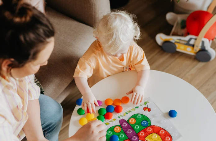 zaburzenia hiperkinetyczne, dziecko bawiące się kolorowymi klockami