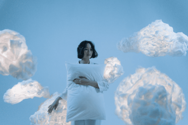 déjà vu, kobieta chodząca w obłokach