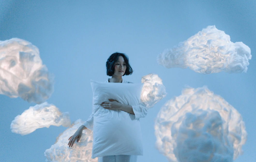 déjà vu, kobieta chodząca w obłokach