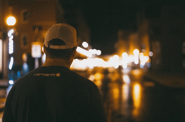 derealizacja jak z tego wyjść, mężczyzna idący ulicą widzi światła