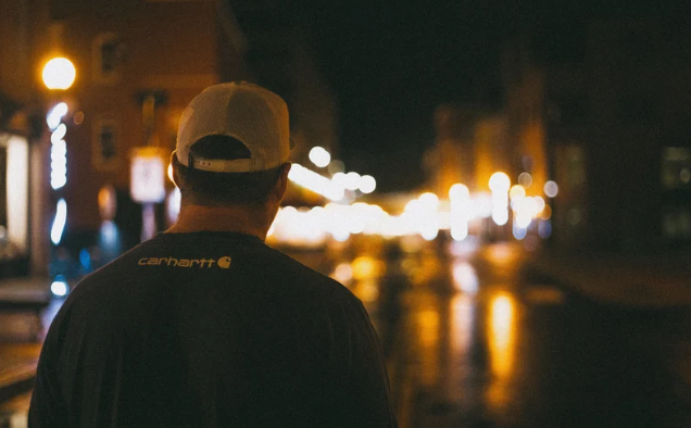 derealizacja jak z tego wyjść, mężczyzna idący ulicą widzi światła