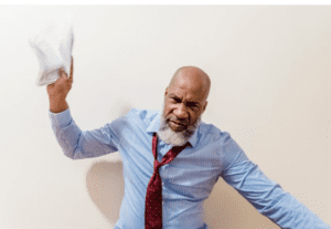 ciągła złość, mężczyzna rzucający kartką papieru