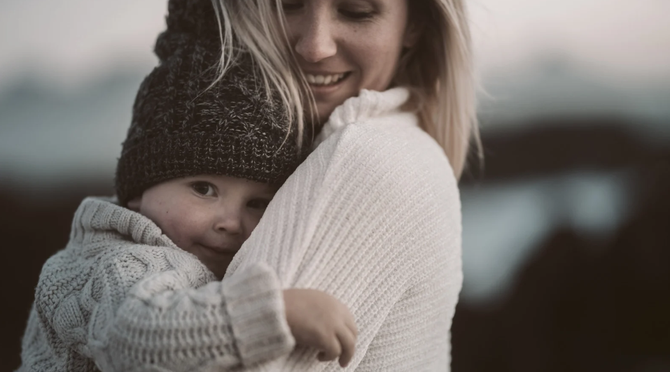 wewnętrzne dziecko; kobieta trzyma dziecko na rękach