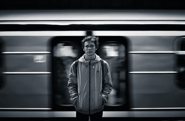paranoik, mężczyzna stojący naprzeciwko pociągu