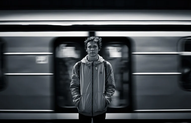 paranoik, mężczyzna stojący naprzeciwko pociągu