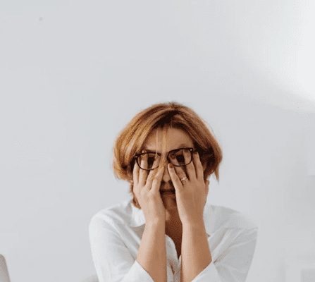 specyficzne zaburzenia osobowości, smutna kobieta na skraju wytrzymałości