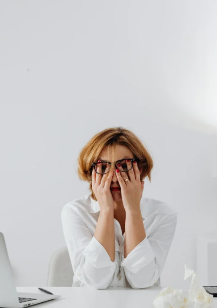 specyficzne zaburzenia osobowości, smutna kobieta na skraju wytrzymałości