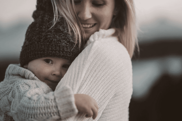 wewnętrzne dziecko; kobieta trzyma dziecko na rękach