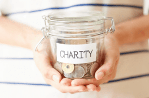 efekt halo, słoik z pieniędzmi na akcję charytatywną