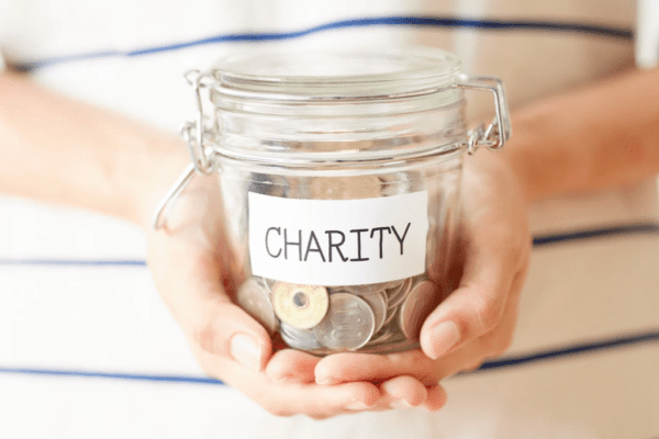 efekt halo, słoik z pieniędzmi na akcję charytatywną