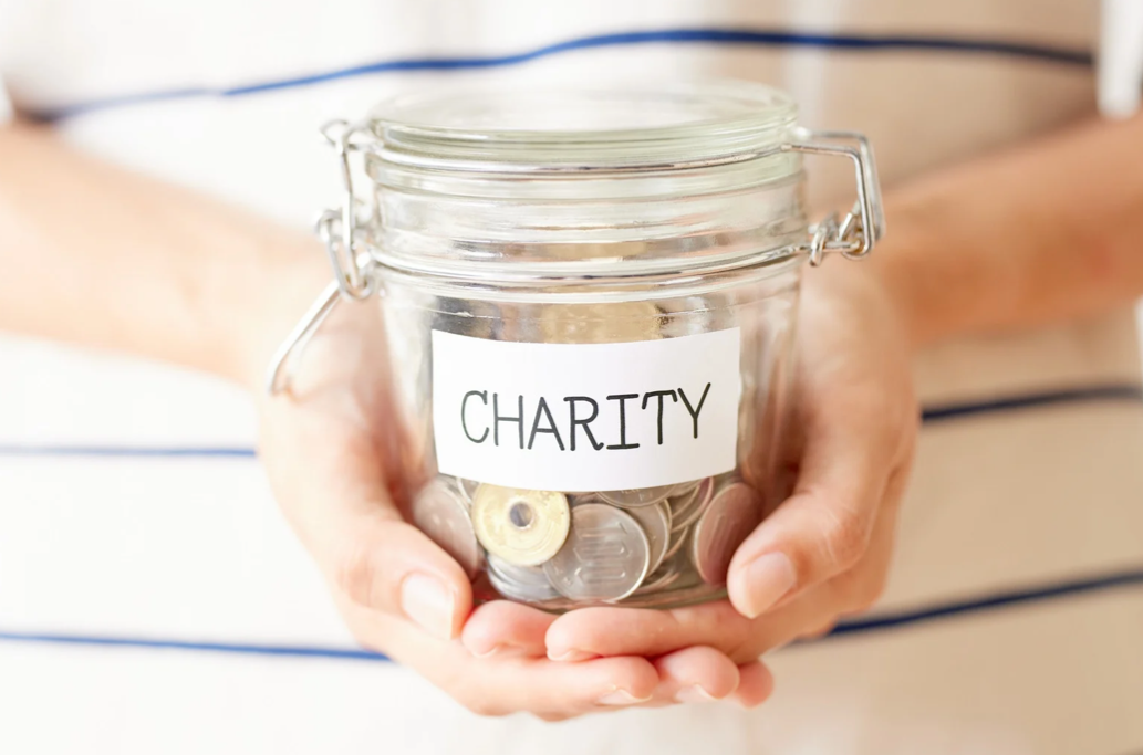 efekt halo, słoik z pieniędzmi na akcję charytatywną