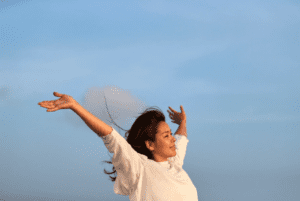 inteligencja emocjonalna, kobieta ciesząca się życiem