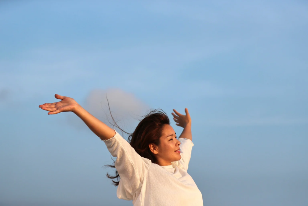 inteligencja emocjonalna, kobieta ciesząca się życiem