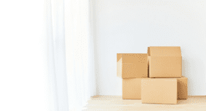 WYPROWADZKA Z DOMU RODZINNEGO, pudła leżące w pustym pokoju