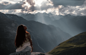 spokój w głowie, kobieta siedząca w górach