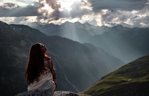 spokój w głowie, kobieta siedząca w górach