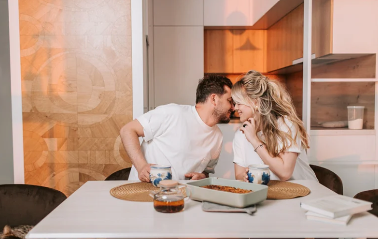 seksuolog, para śmiejąca się wspólnie przy stole