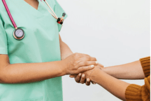 zespół cushinga, pacjent trzymający za rękę pielęgniarkę