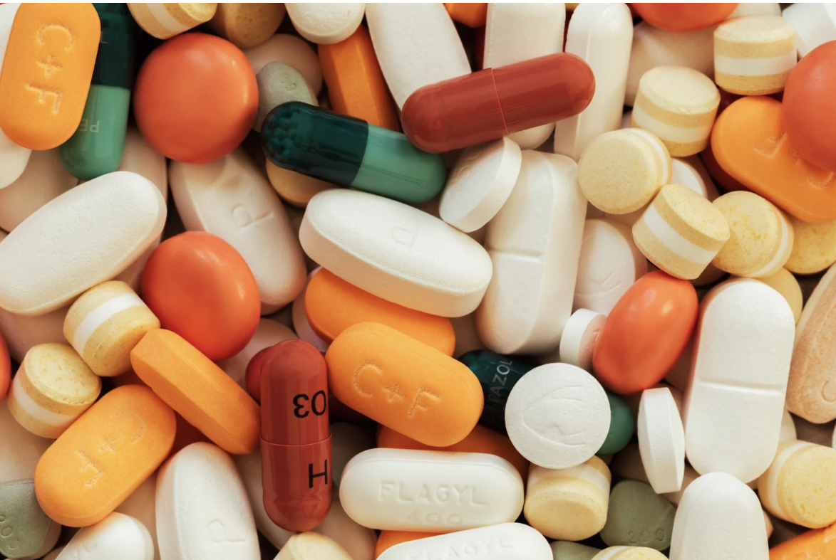 zespół serotoninowy, leki w różnych kolorach, polifarmakoterapia