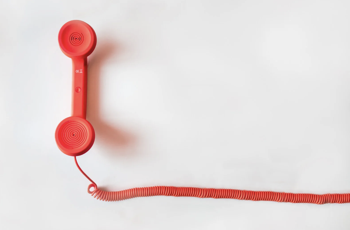 komunikaty typu JA, słuchawka telefoniczna leżąca na stole