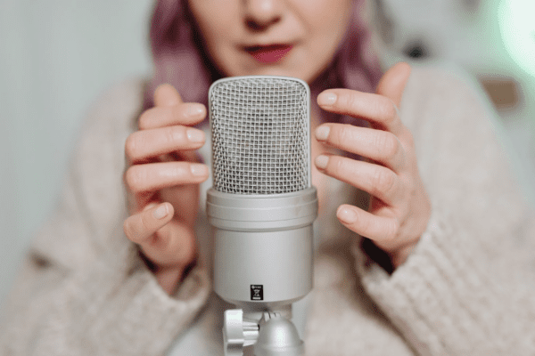 afazja ruchowa, kobieta siedząca przy mikrofonie